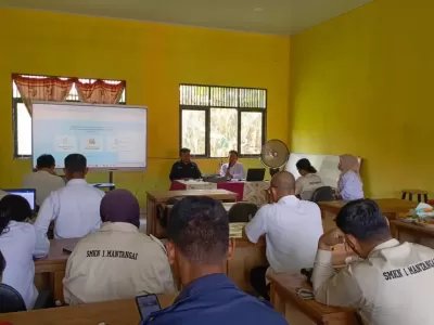 Rapat rutin sekolah