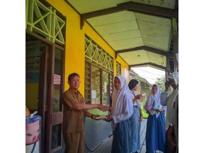 Pembiagian Hadiah Class Meeting