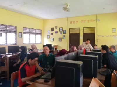 Guru-Guru Mengerjakan Pembelajaran Huma Betang dalam IHT